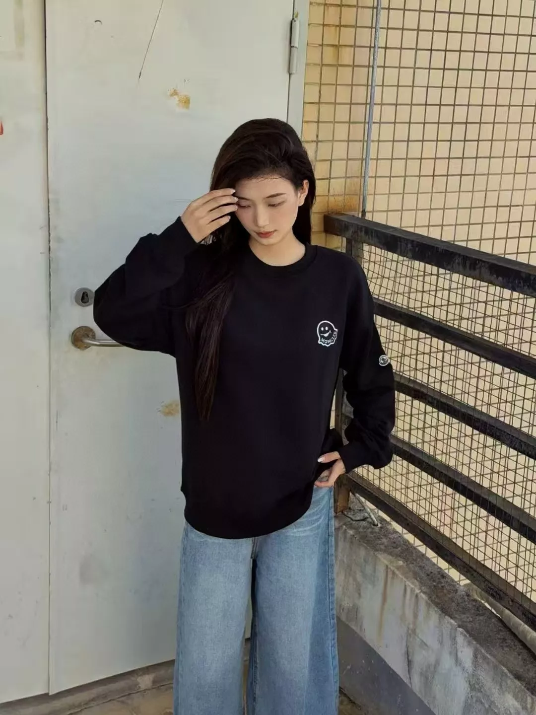 몽클레어 스마일 몬스터 자수 패치 크루넥 맨투맨 상세 이미지 16