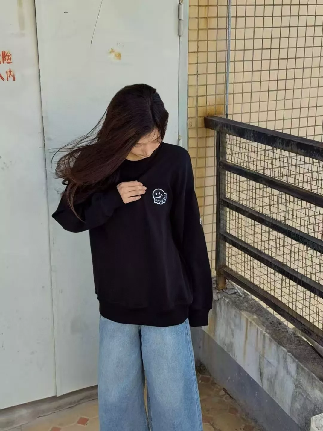 몽클레어 스마일 몬스터 자수 패치 크루넥 맨투맨 상세 이미지 17