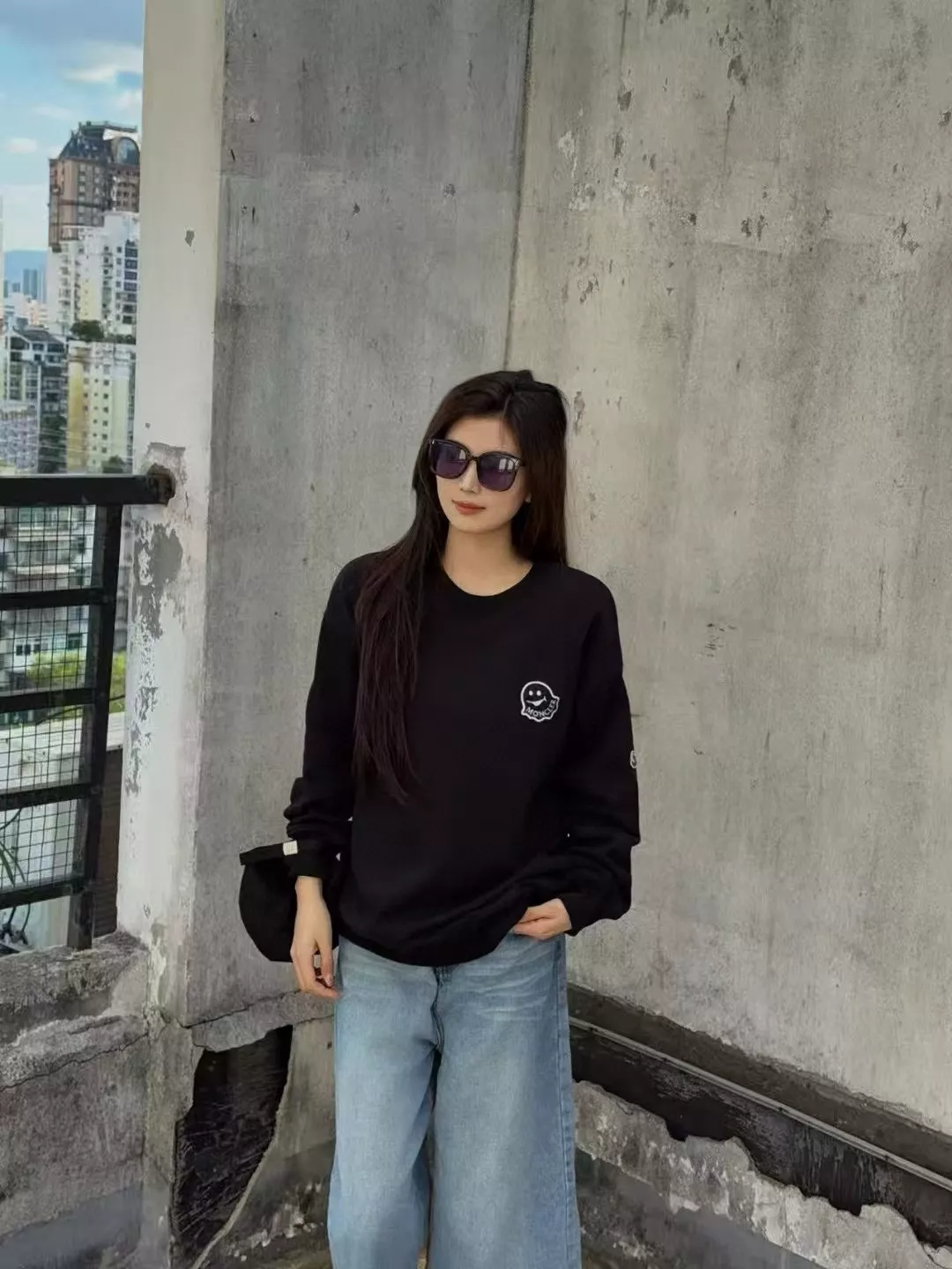 몽클레어 스마일 몬스터 자수 패치 크루넥 맨투맨 상세 이미지 15