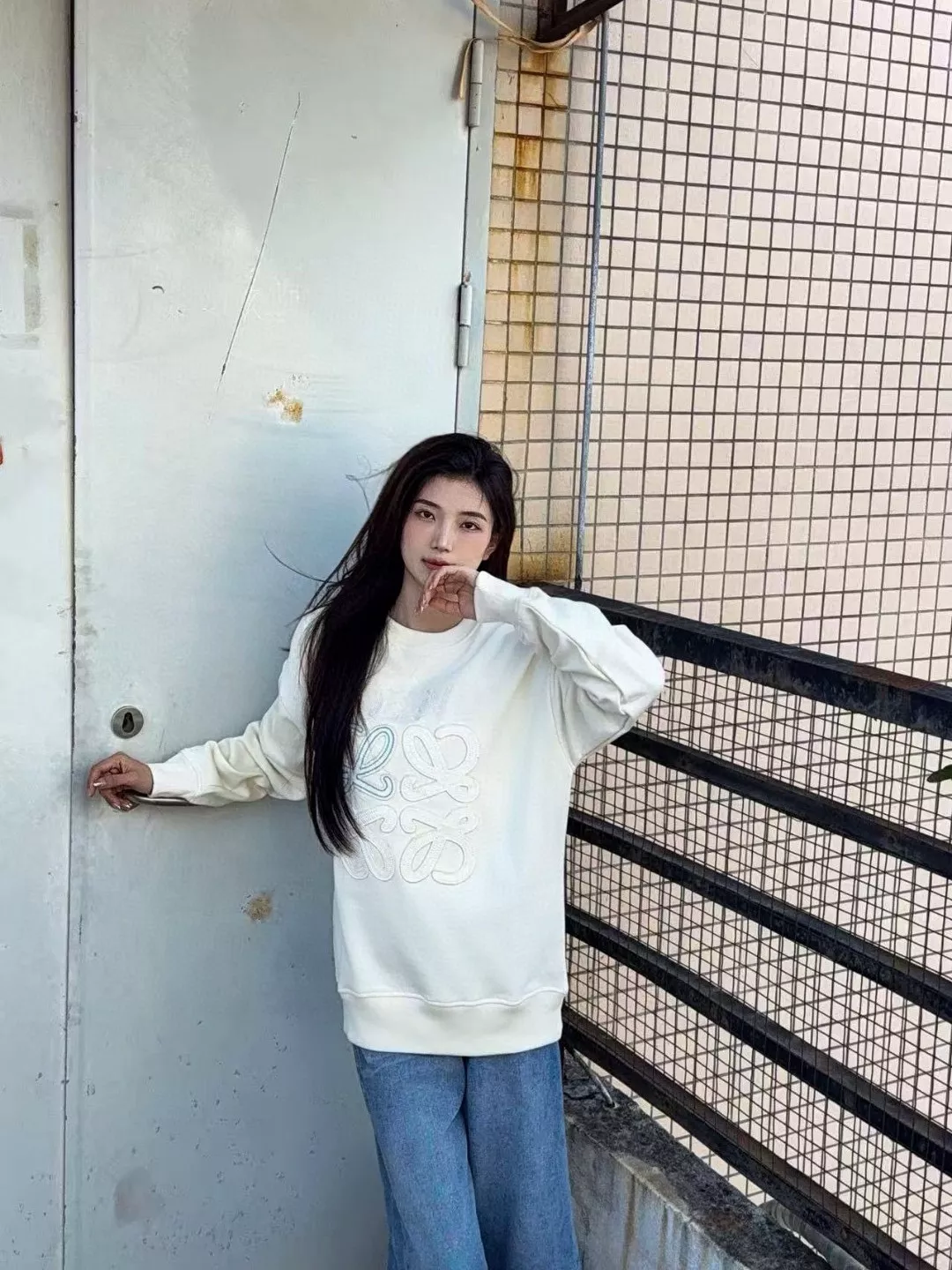 로에베 25FW 대비 컬러 레터 패치 로고 크루넥 스웨트셔츠 상세 이미지 16