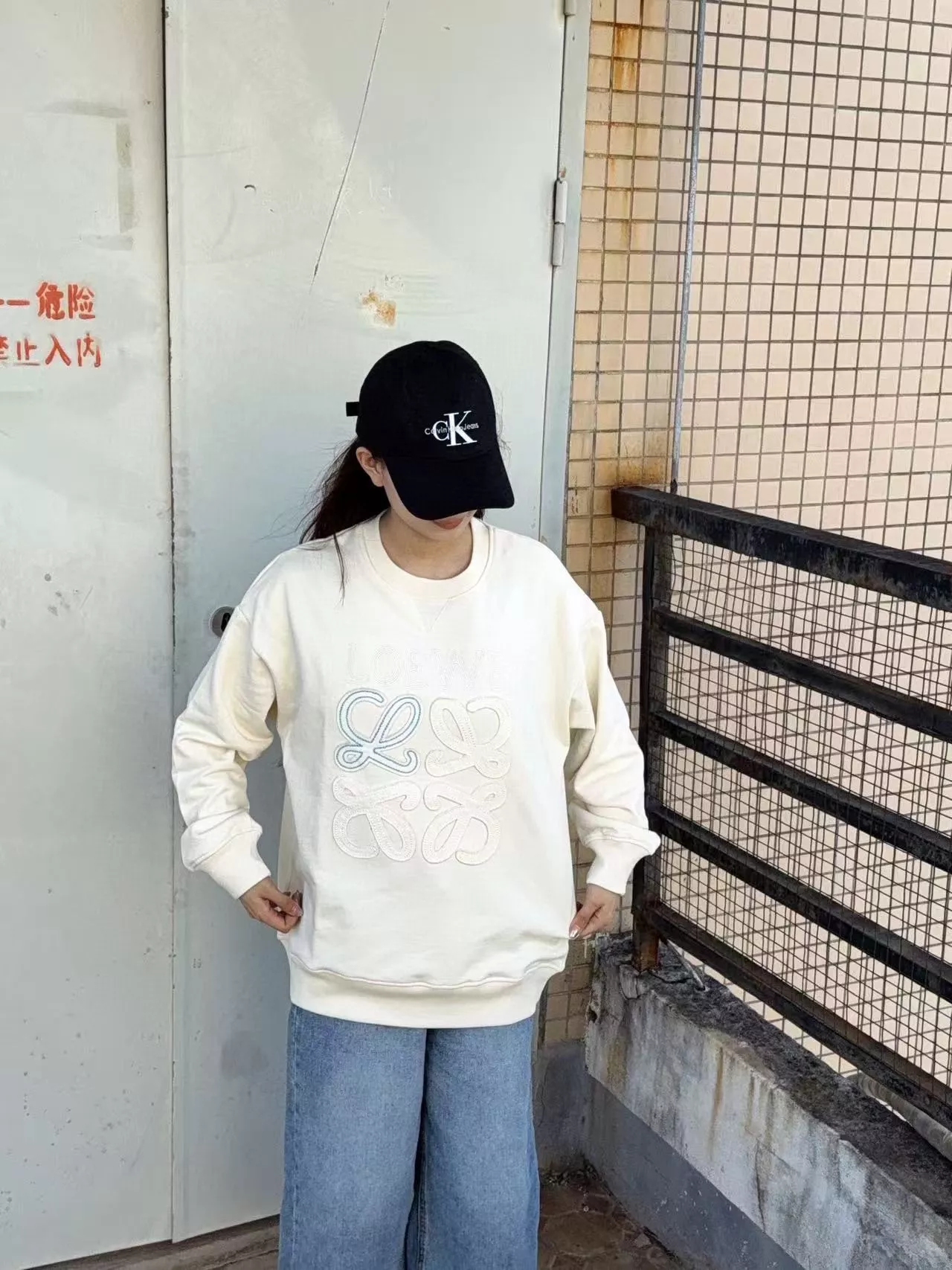 로에베 25FW 대비 컬러 레터 패치 로고 크루넥 스웨트셔츠 상세 이미지 19