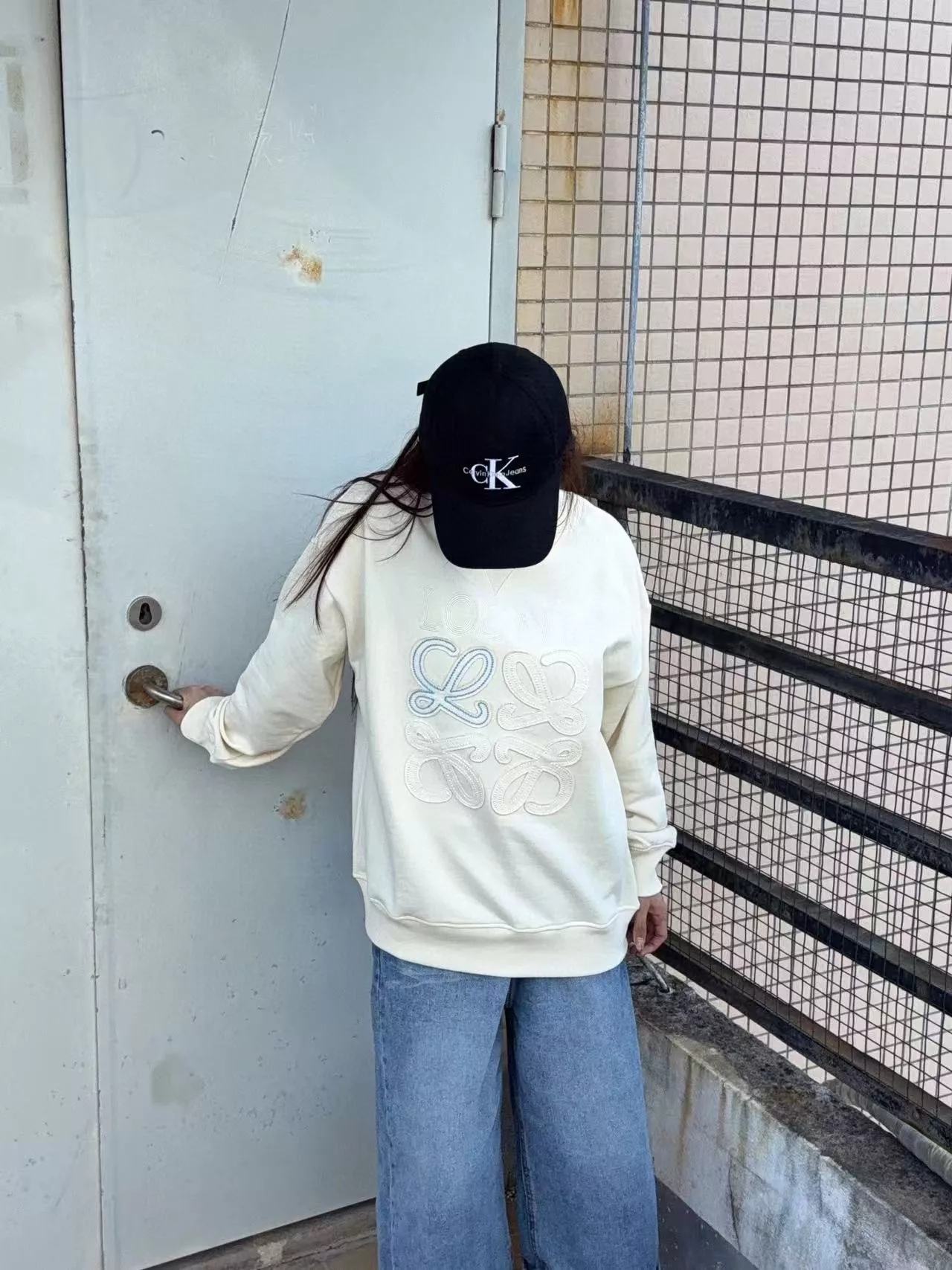 로에베 25FW 대비 컬러 레터 패치 로고 크루넥 스웨트셔츠 상세 이미지 12