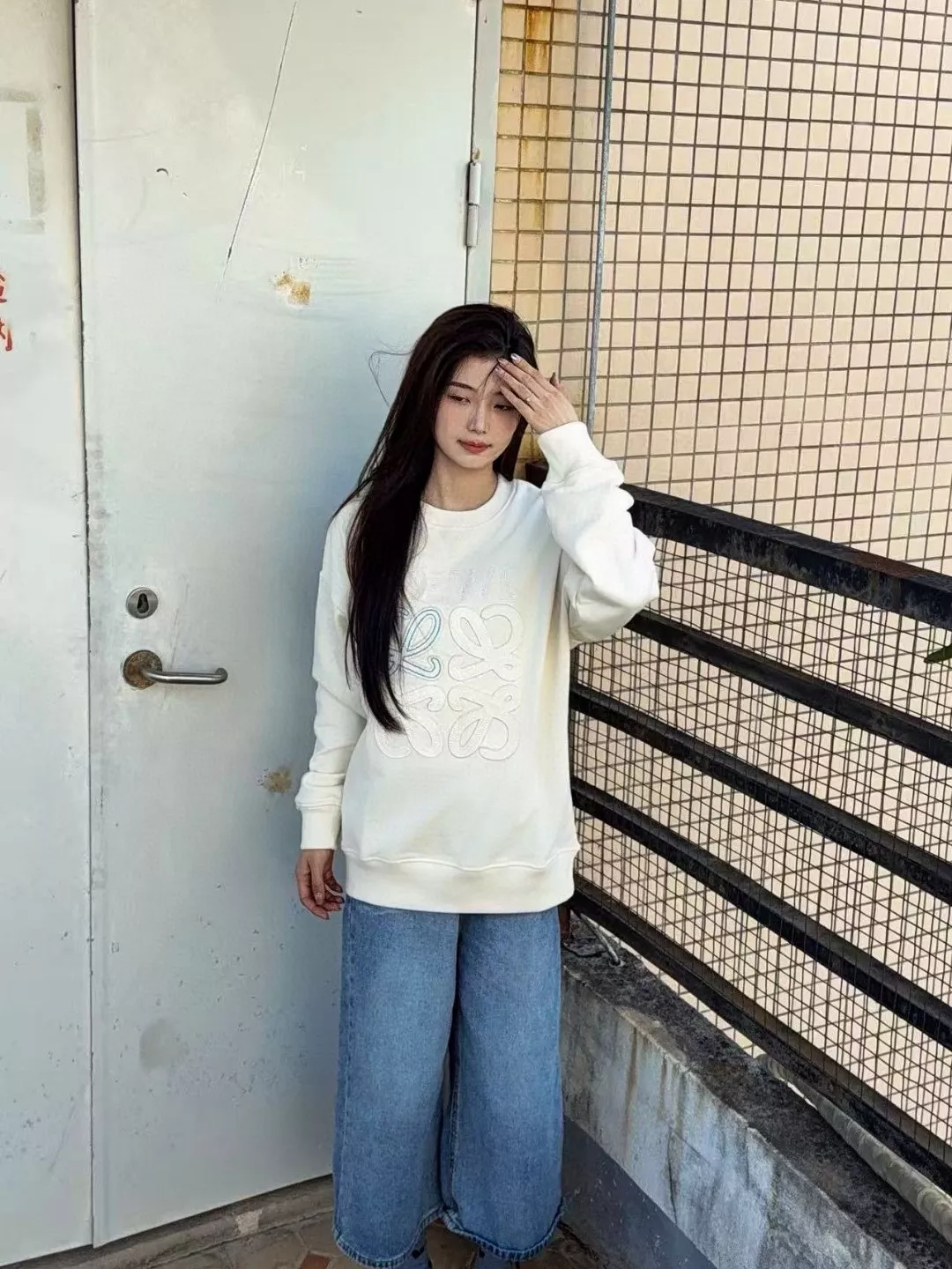 로에베 25FW 대비 컬러 레터 패치 로고 크루넥 스웨트셔츠 상세 이미지 17