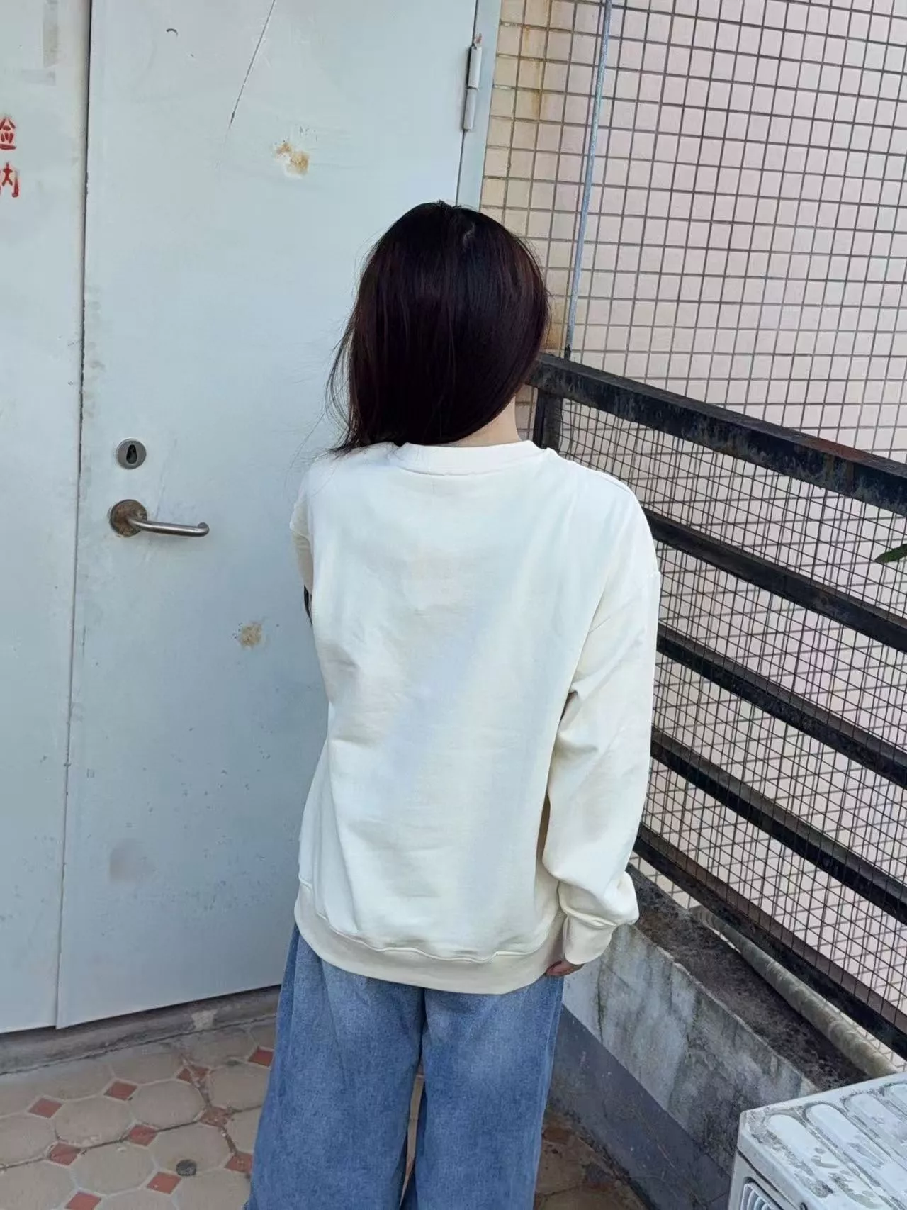 로에베 25FW 대비 컬러 레터 패치 로고 크루넥 스웨트셔츠 상세 이미지 13