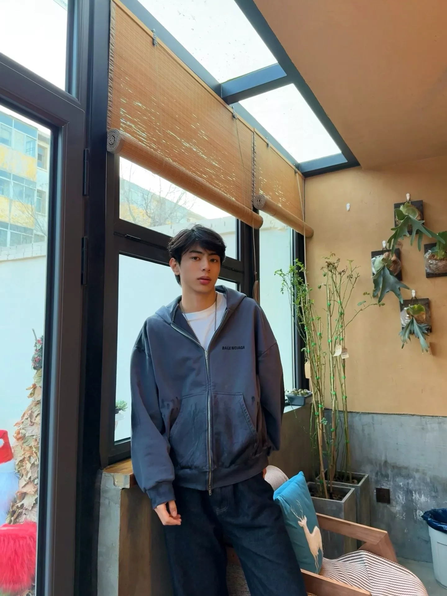 발렌시아가 빈티지 워싱 자수 로고 핸드페인팅 후드 집업 상세 이미지 12