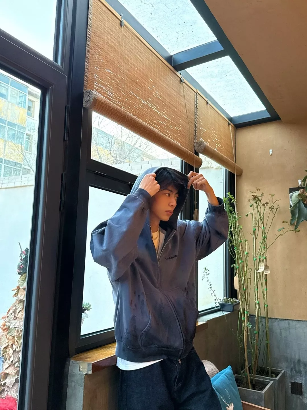 발렌시아가 빈티지 워싱 자수 로고 핸드페인팅 후드 집업 상세 이미지 19