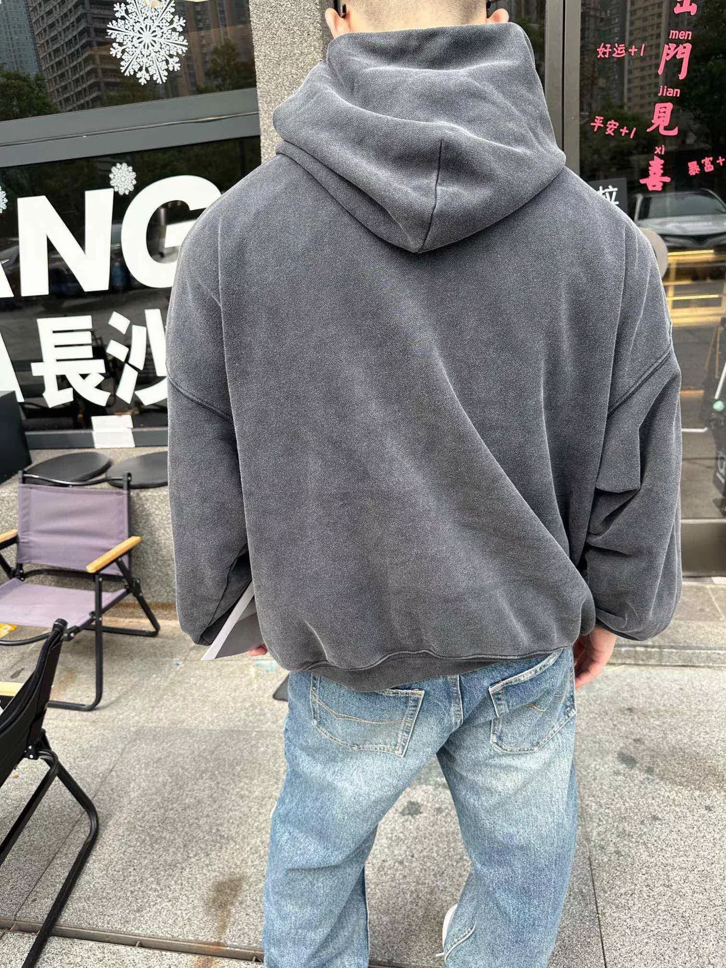 발렌시아가 24FW 철탑 그래픽 워싱 후드 상세 이미지 14