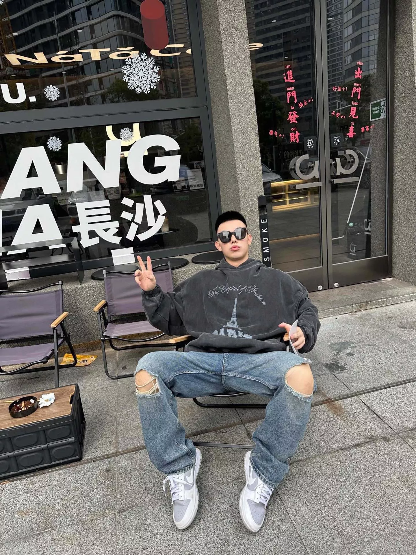 발렌시아가 24FW 철탑 그래픽 워싱 후드 상세 이미지 12
