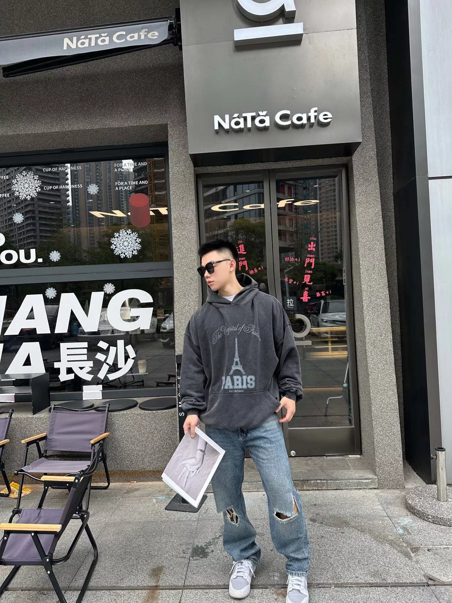 발렌시아가 24FW 철탑 그래픽 워싱 후드 상세 이미지 18