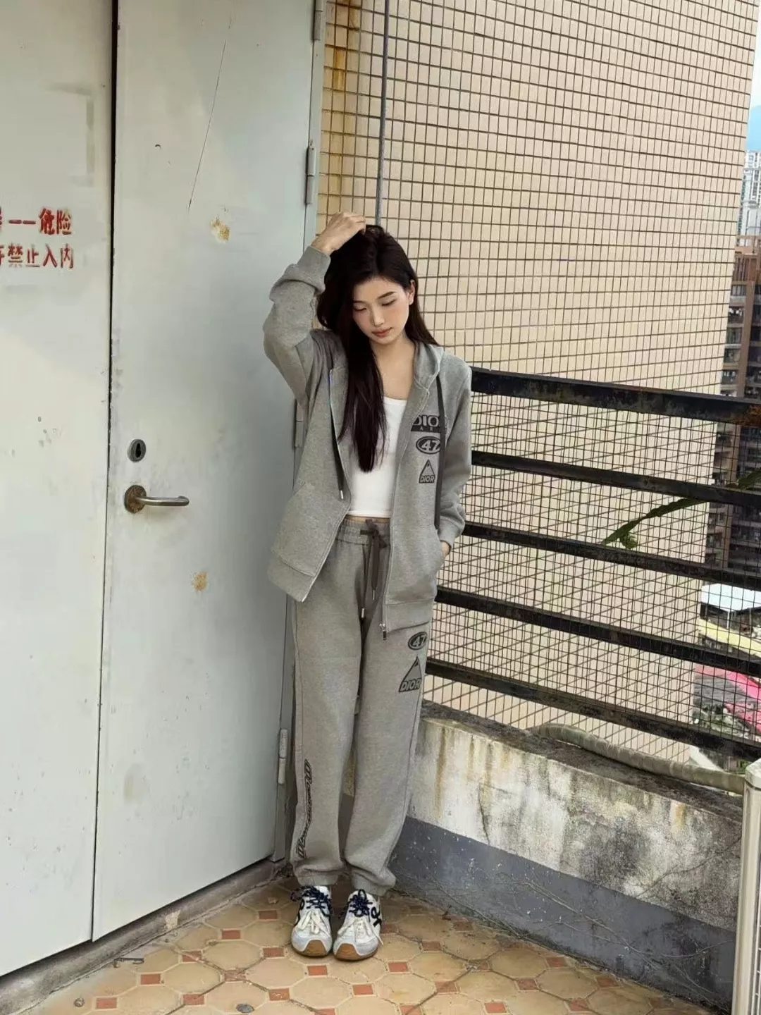 디올 25FW 압착 레터링 로고 조거 팬츠 상세 이미지 18