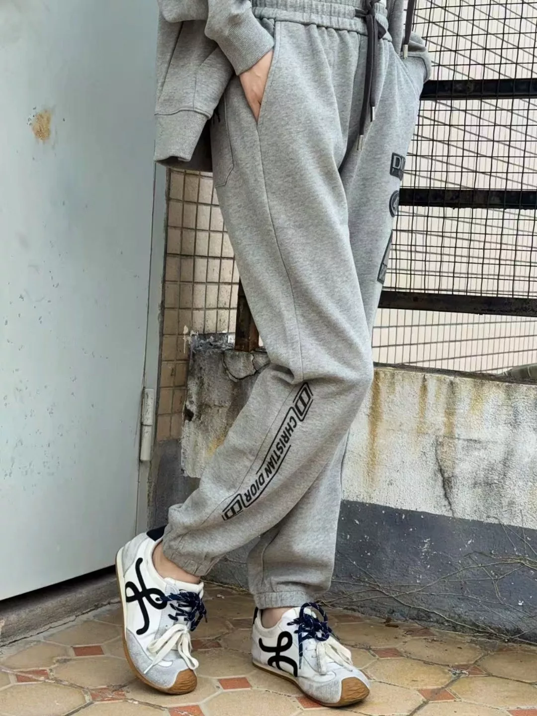 디올 25FW 압착 레터링 로고 조거 팬츠 상세 이미지 13