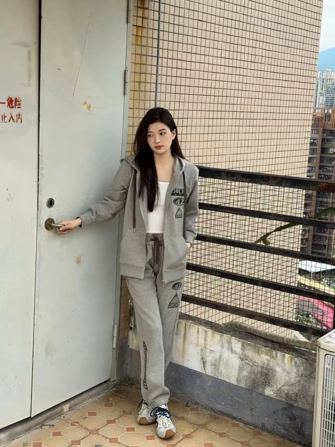 디올 25FW 압착 레터링 로고 조거 팬츠 상세 이미지 16