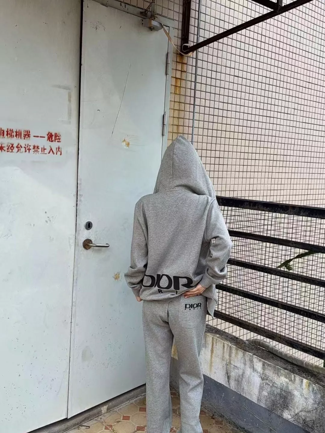 디올 25FW 압착 레터링 로고 조거 팬츠 상세 이미지 14