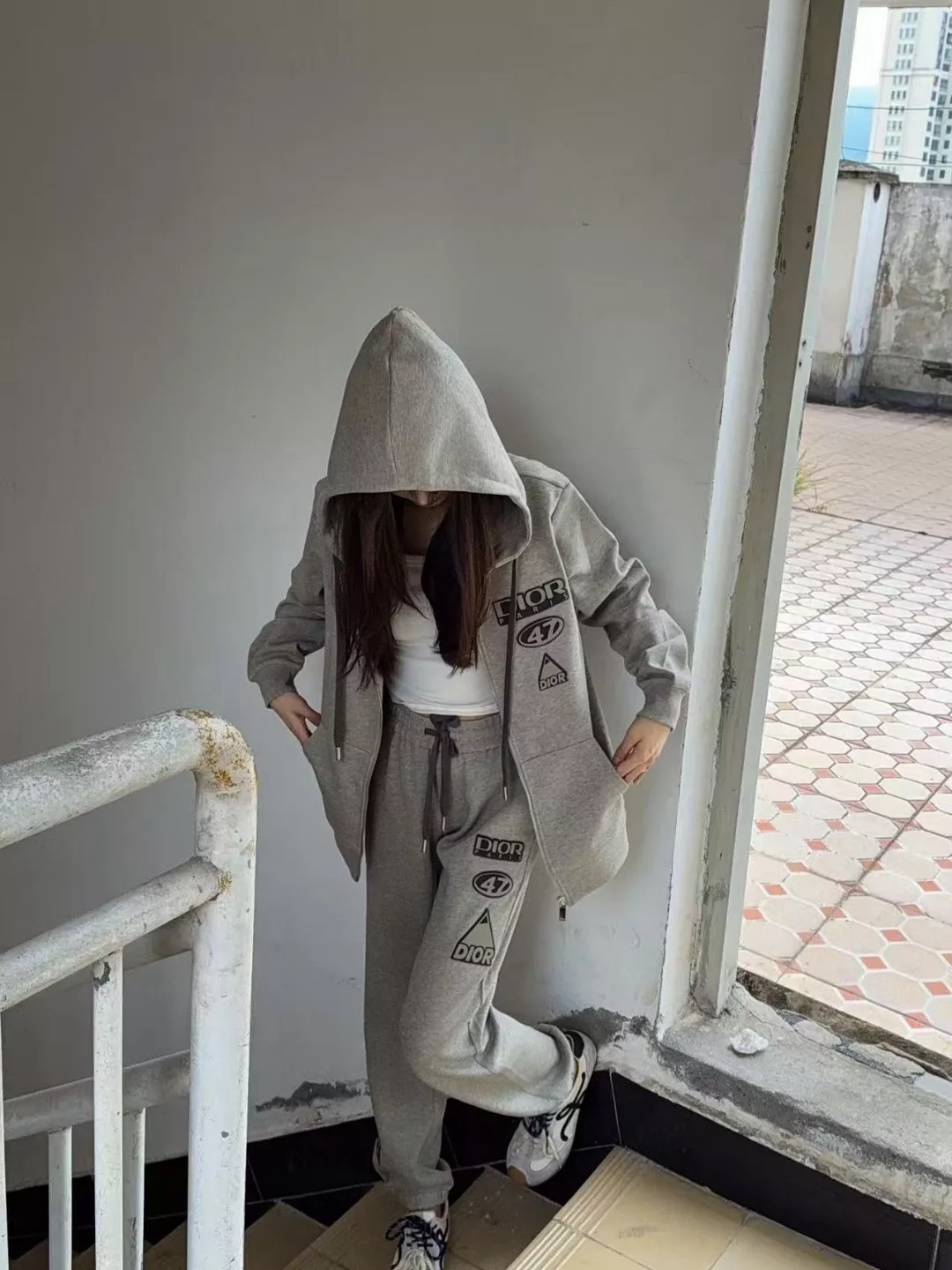 디올 25FW 압착 레터링 로고 조거 팬츠 상세 이미지 15