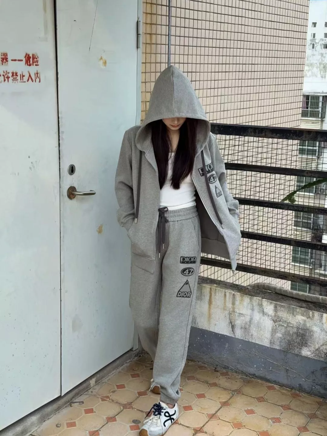 디올 25FW 압착 레터링 로고 조거 팬츠 상세 이미지 19
