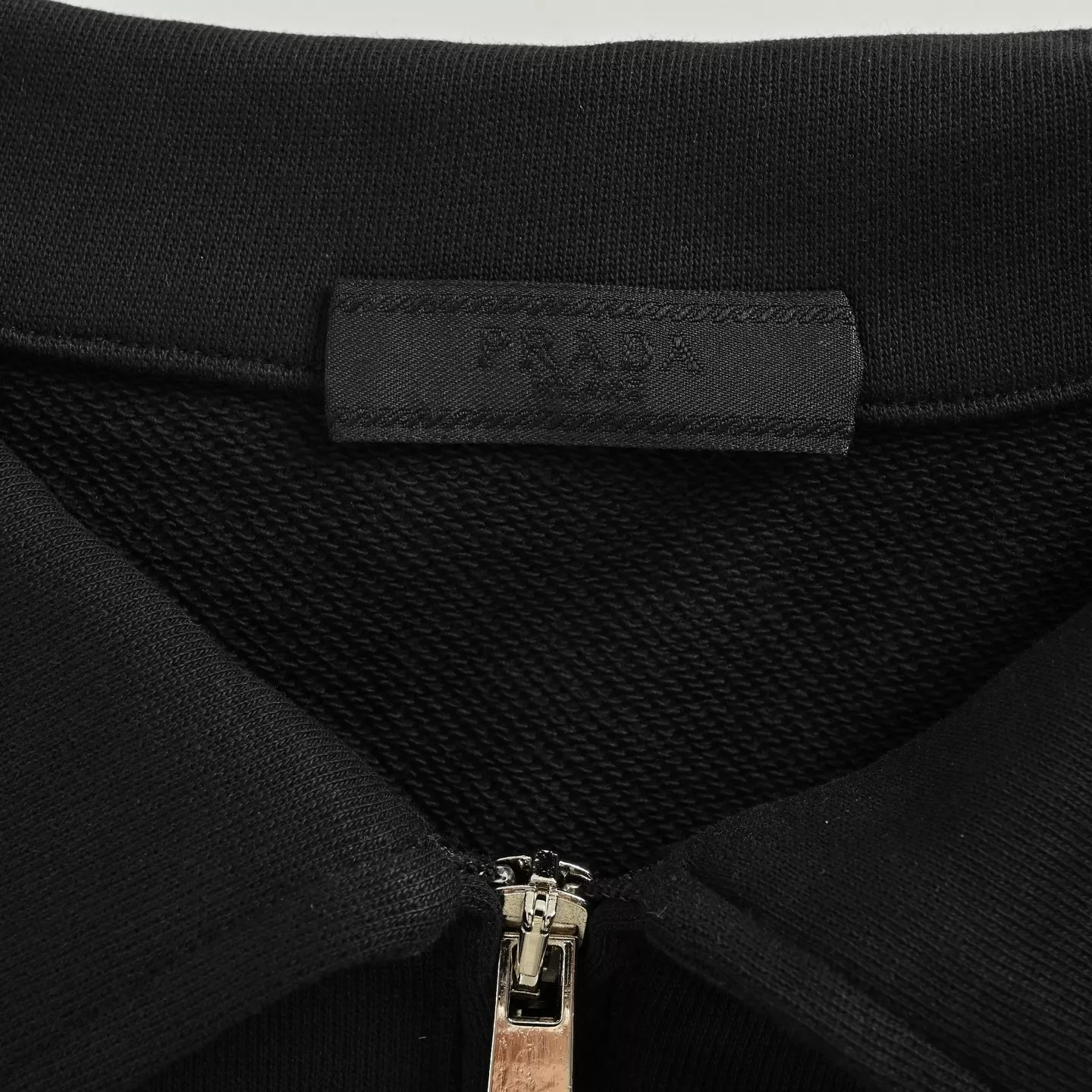 프라다 25FW 하프집업 카라 폴로 스웨트셔츠 상세 이미지 5