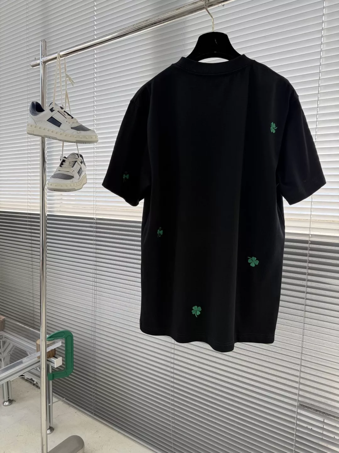 디올 클로버 자수 루즈핏 코튼 티셔츠 상세 이미지 8