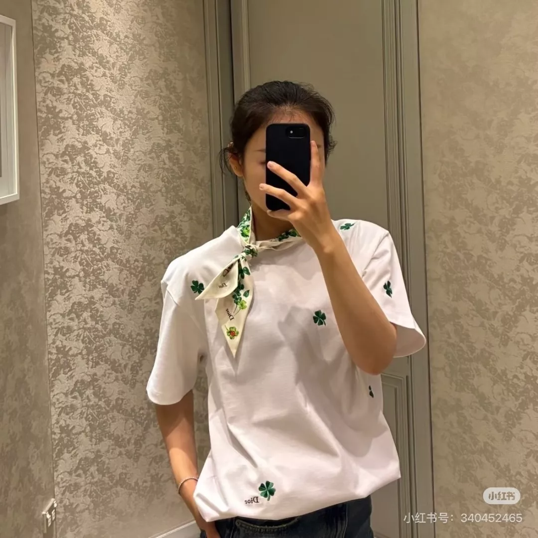 디올 클로버 자수 루즈핏 코튼 티셔츠 상세 이미지 10