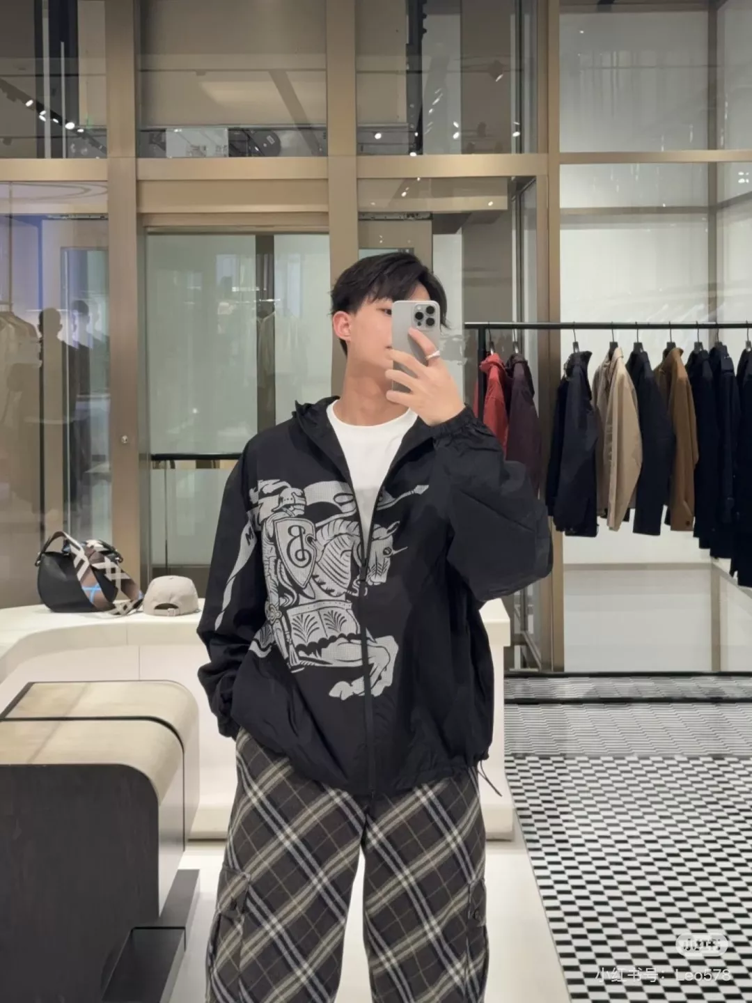 버버리 EKD 마술기사 로고 나일론 후드 재킷 상세 이미지 13