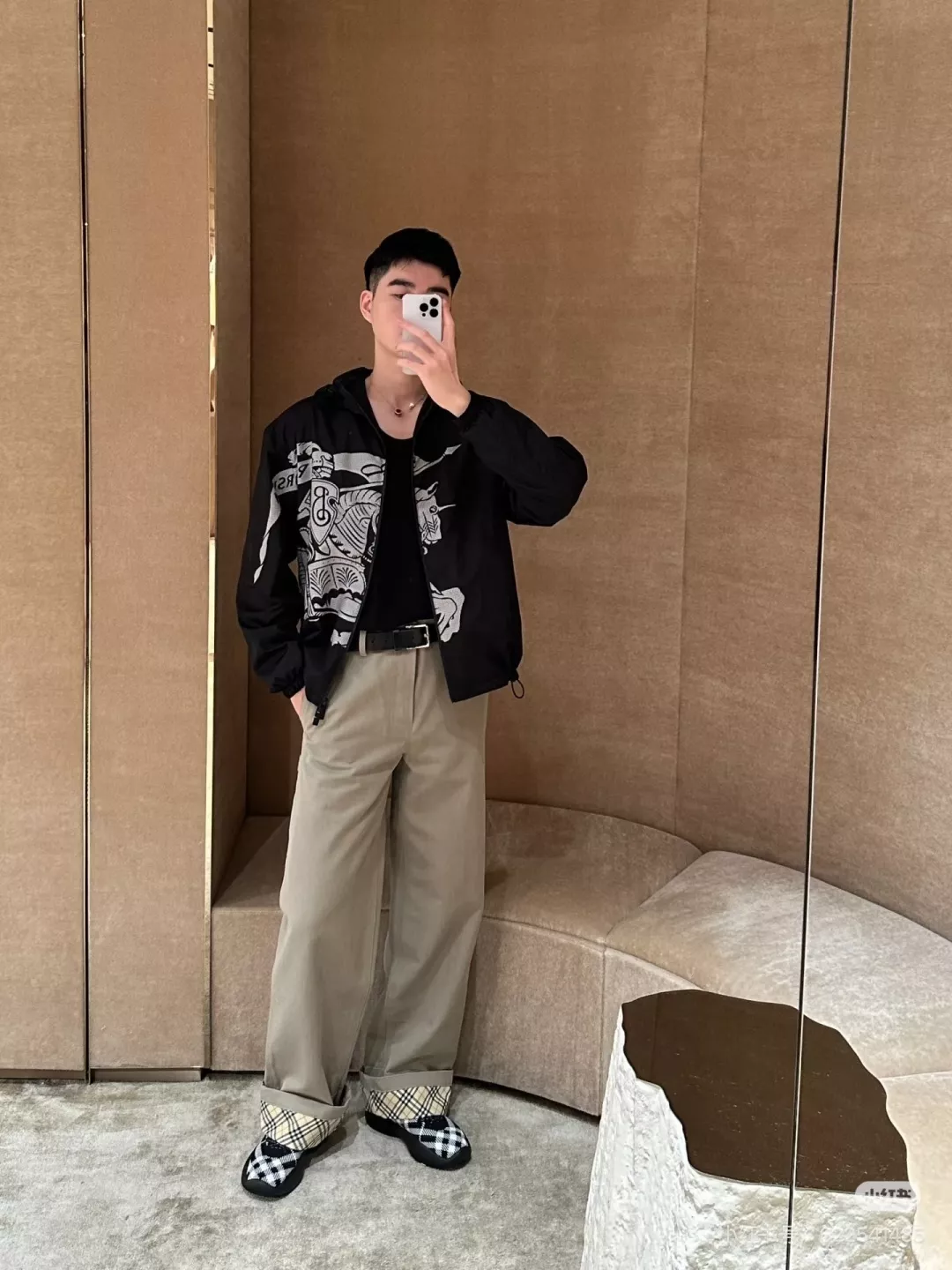 버버리 EKD 마술기사 로고 나일론 후드 재킷 상세 이미지 17