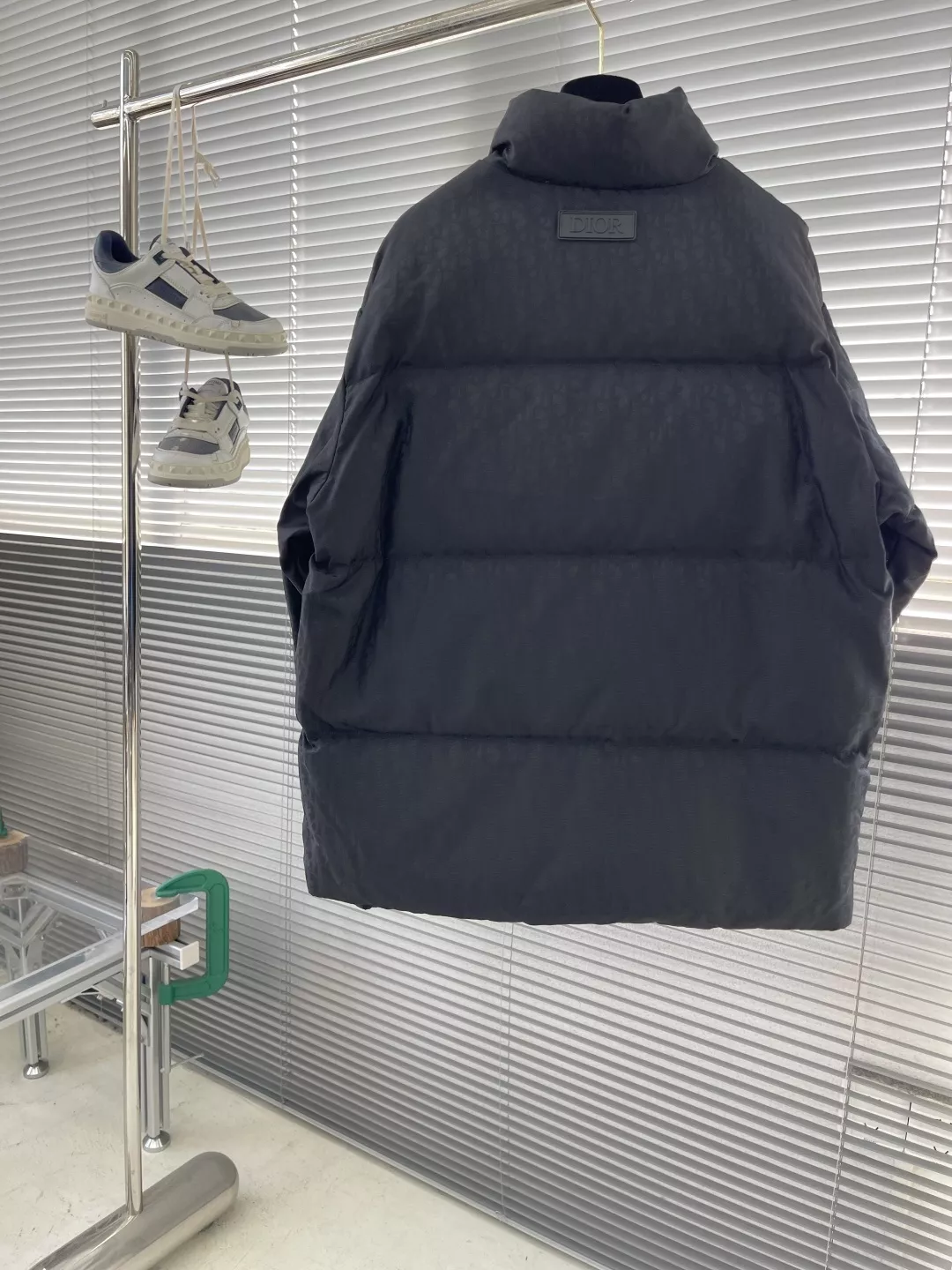 디올 올오버 모노그램 하이넥 다운 재킷 상세 이미지 3