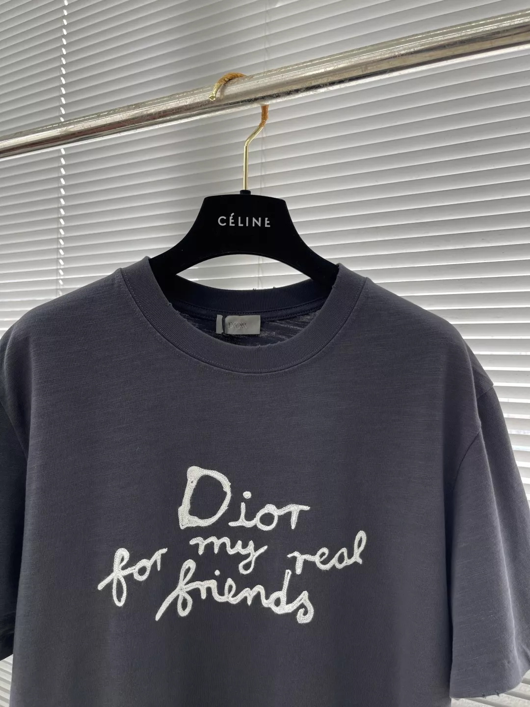 디올 앤 힐튼 넬 콜라보 로고 자수 티셔츠 상세 이미지 2