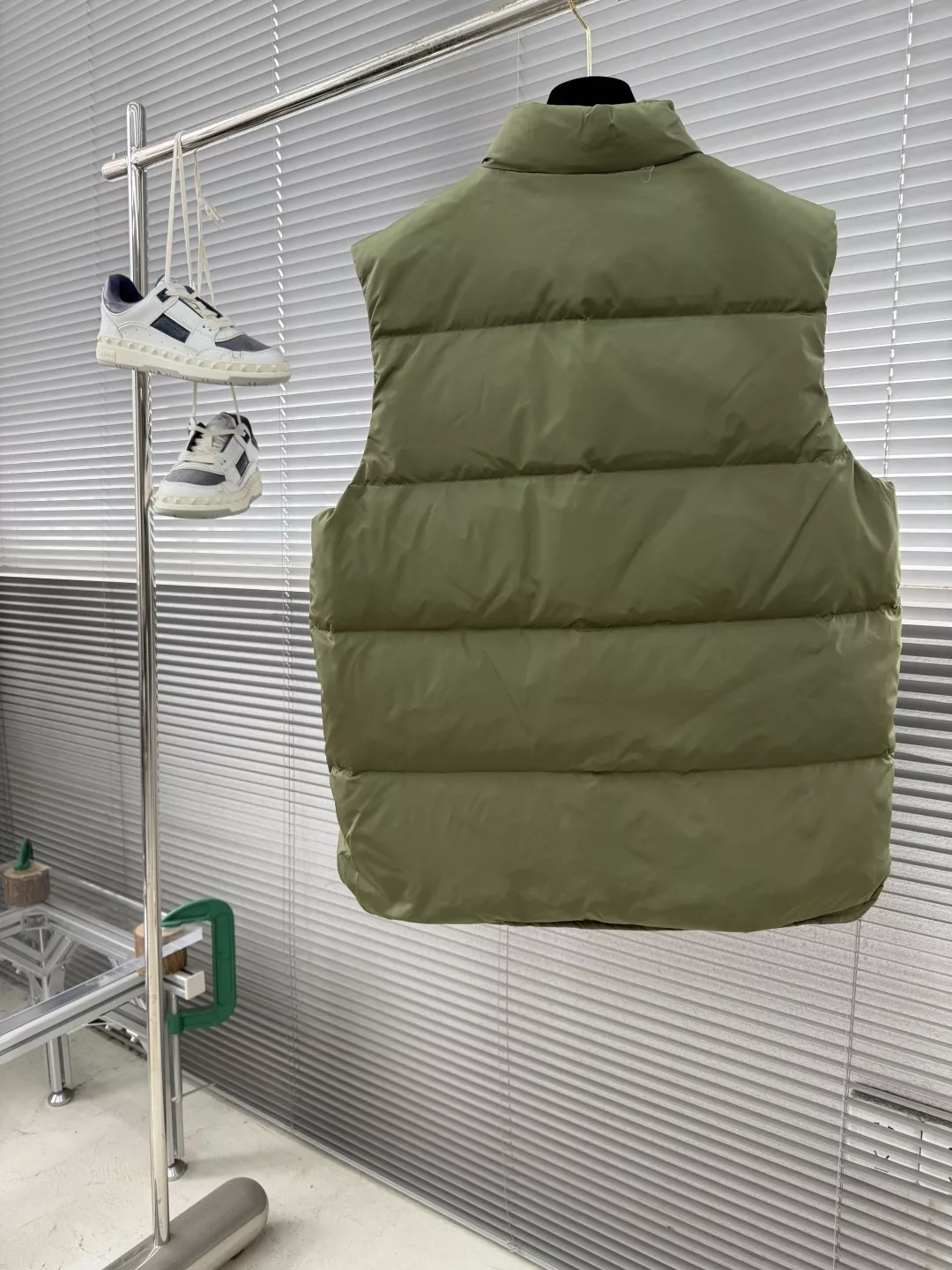 프라다 리나일론 삼각 로고 패딩 베스트 상세 이미지 8