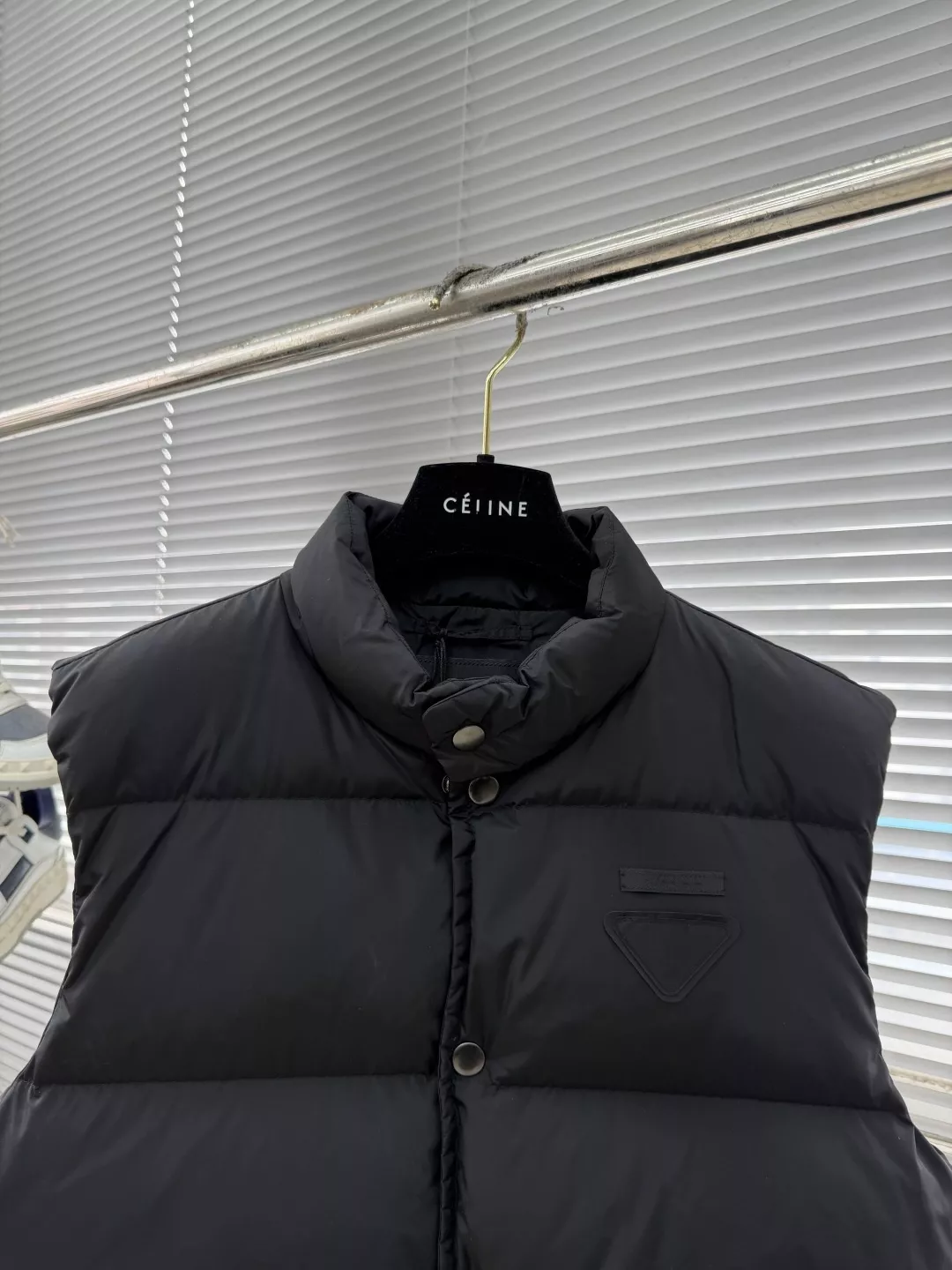 프라다 리나일론 삼각 로고 다운 패딩 베스트 상세 이미지 2