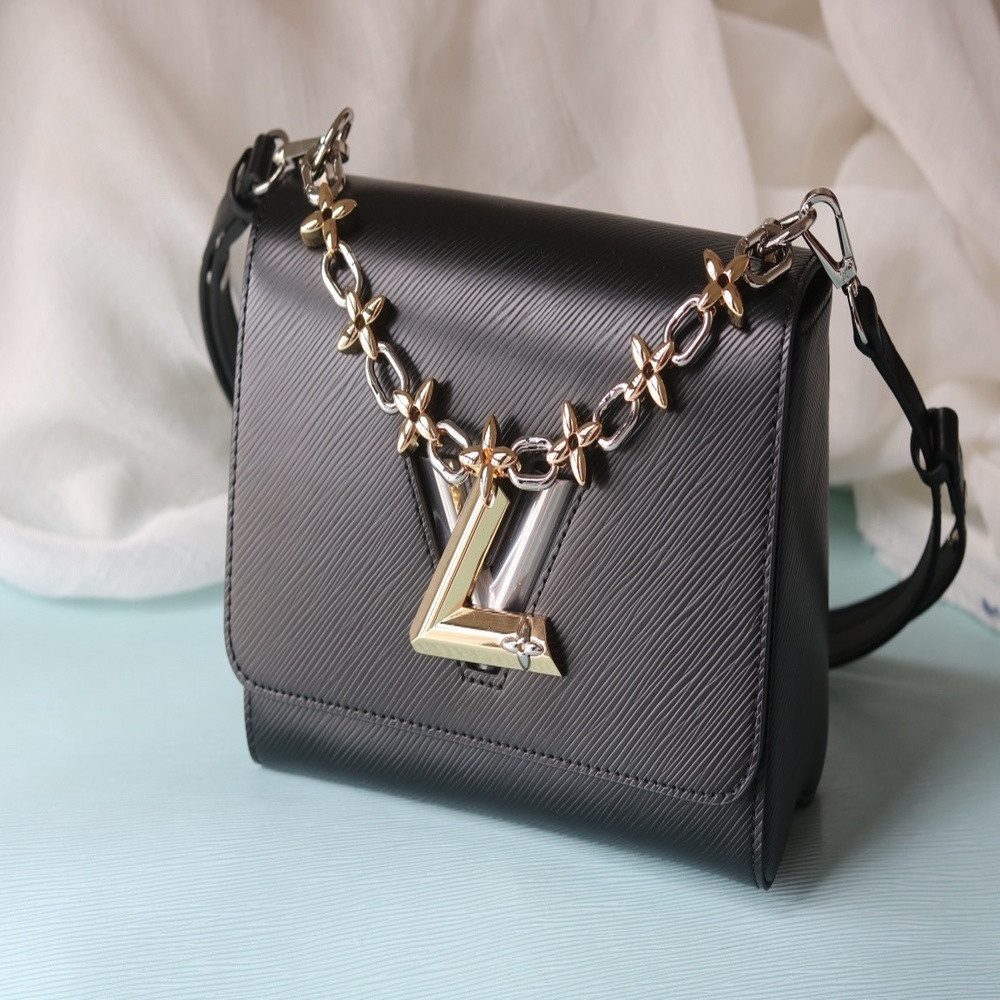 루이비통 트위스트 MM LV 블룸 에피 가죽 체인 숄더백