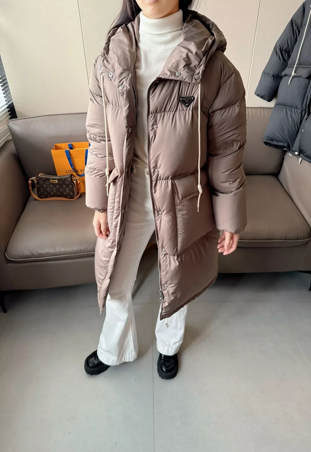 프라다 삼각 로고 후드 롱 다운 패딩 코트 상세 이미지 18