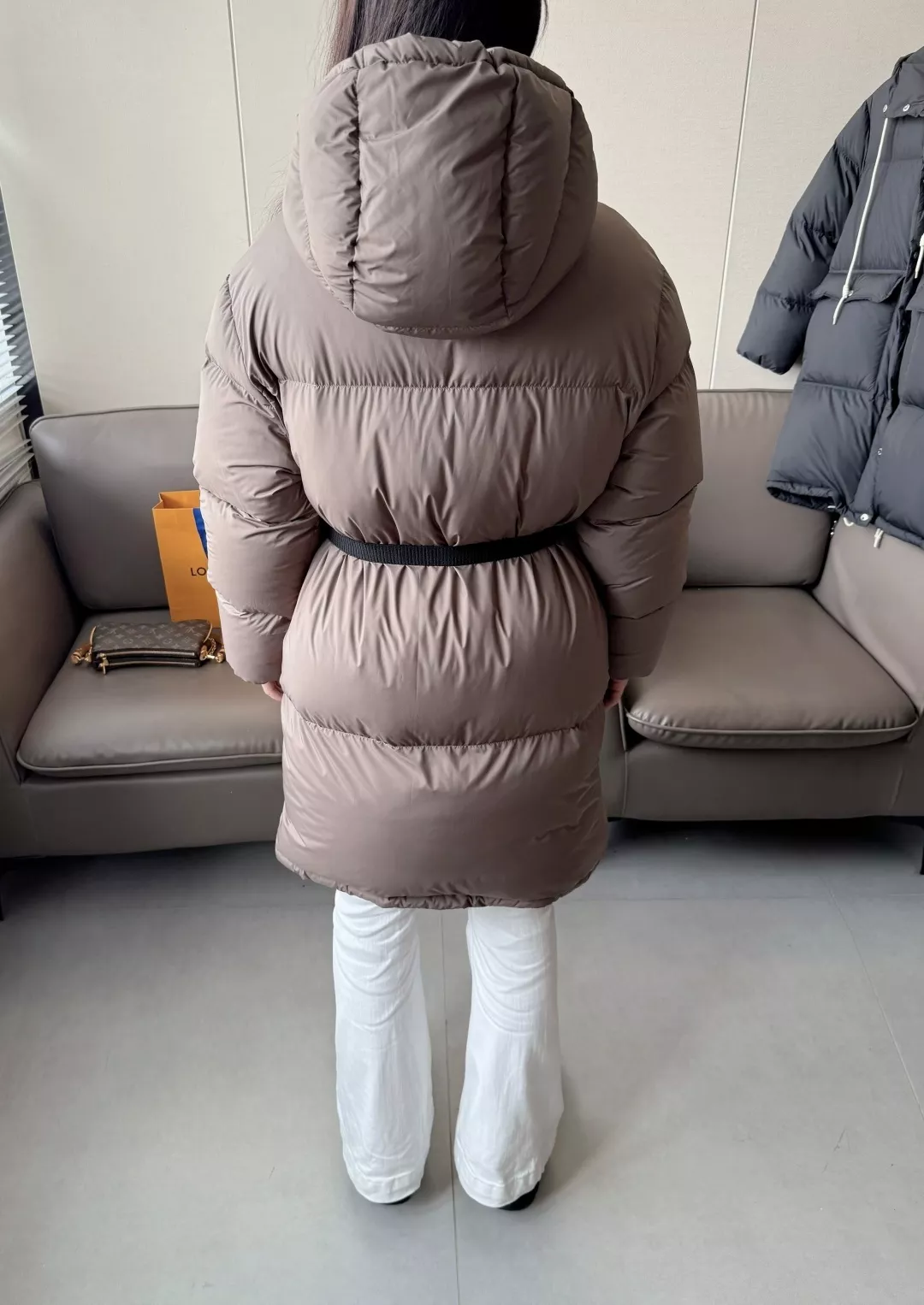 프라다 삼각 로고 후드 롱 다운 패딩 코트 상세 이미지 19