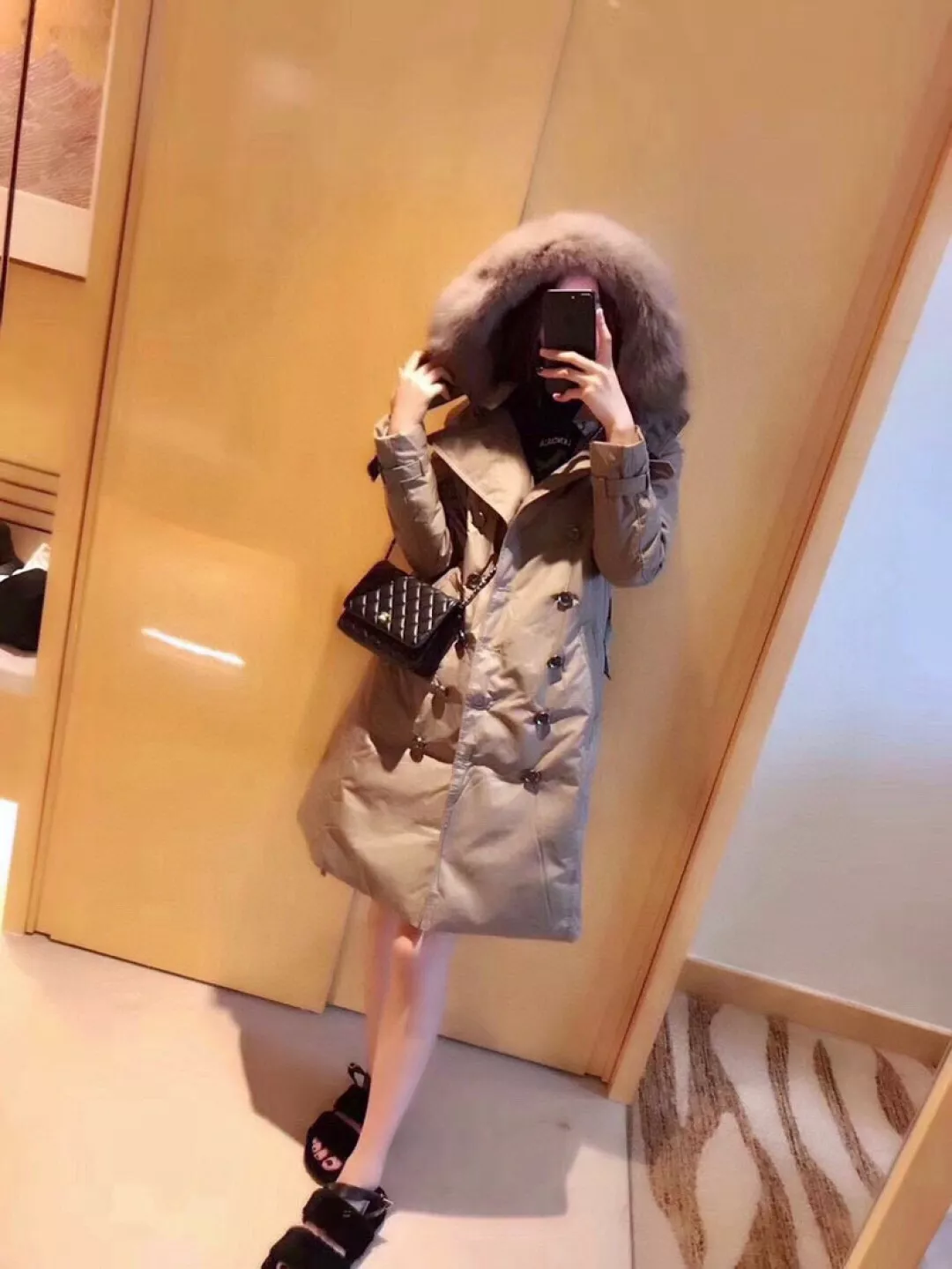 버버리 폭스퍼 탈부착 롱 더블버튼 다운 코트 상세 이미지 17
