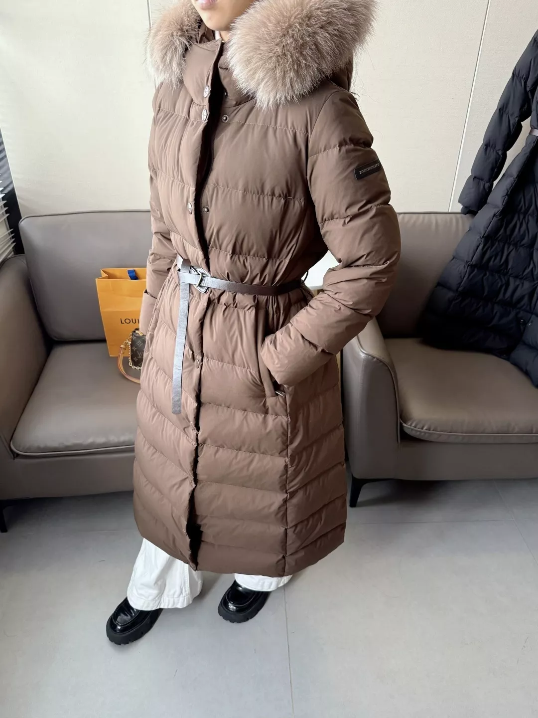 버버리 탈부착 폭스 퍼 후드 벨트 롱 다운 패딩 상세 이미지 16