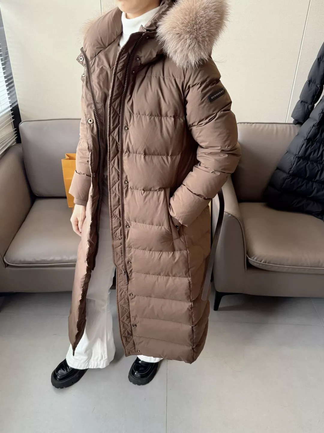 버버리 탈부착 폭스 퍼 후드 벨트 롱 다운 패딩 상세 이미지 15