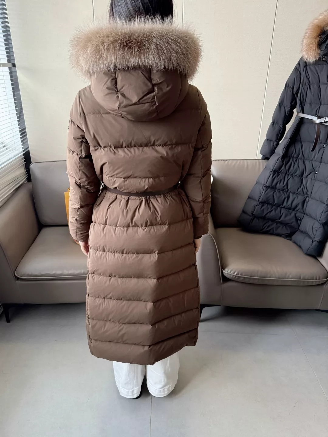 버버리 탈부착 폭스 퍼 후드 벨트 롱 다운 패딩 상세 이미지 17