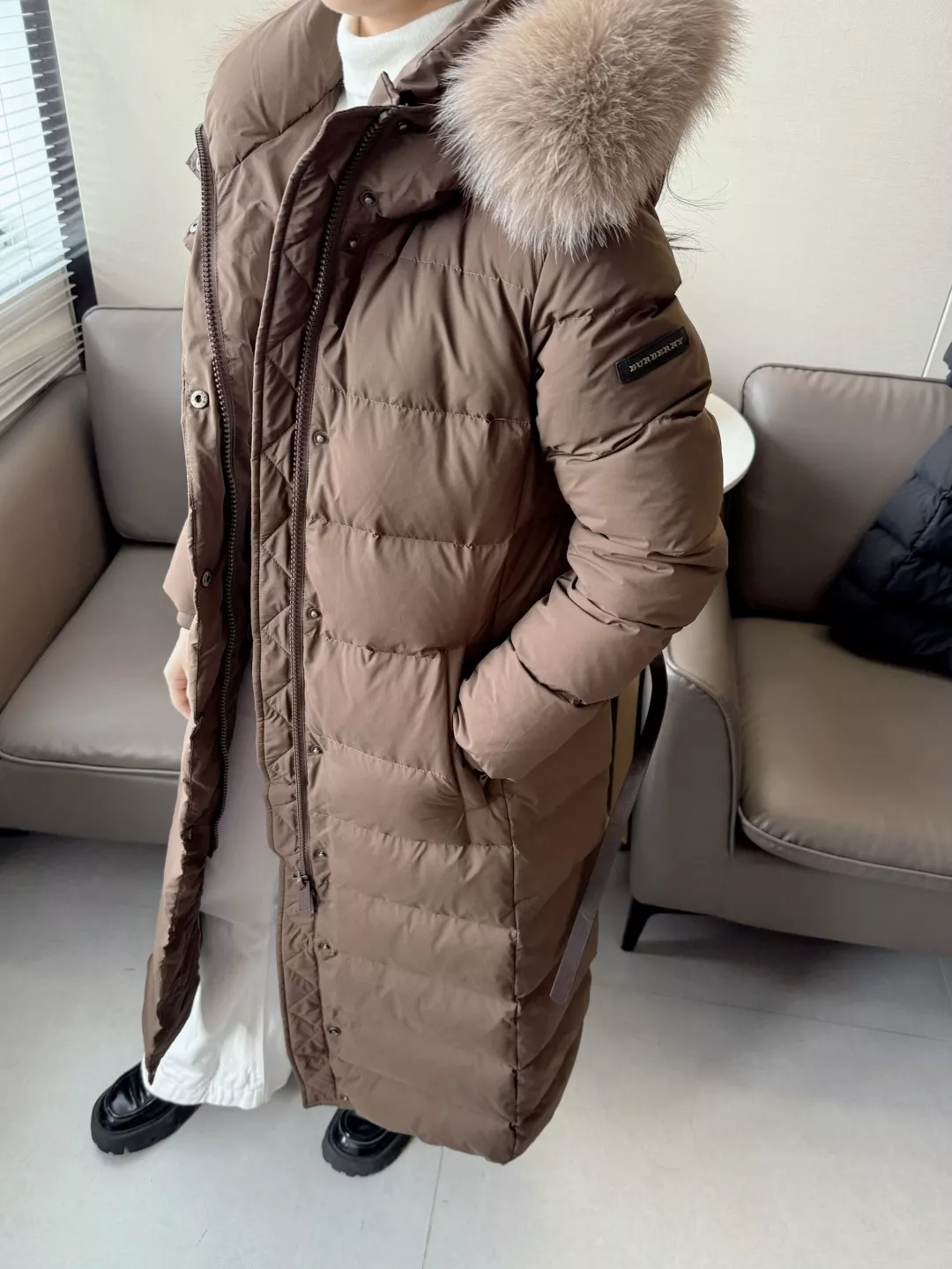 버버리 탈부착 폭스 퍼 후드 벨트 롱 다운 패딩 상세 이미지 11