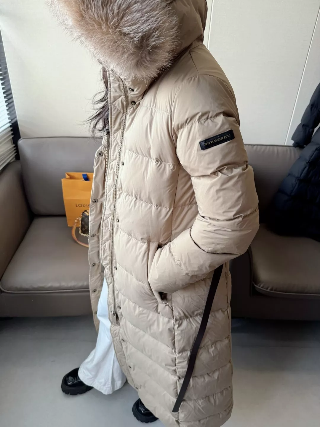 버버리 폭스 퍼 탈부착 롱 다운 코트 벨트 포함 상세 이미지 16