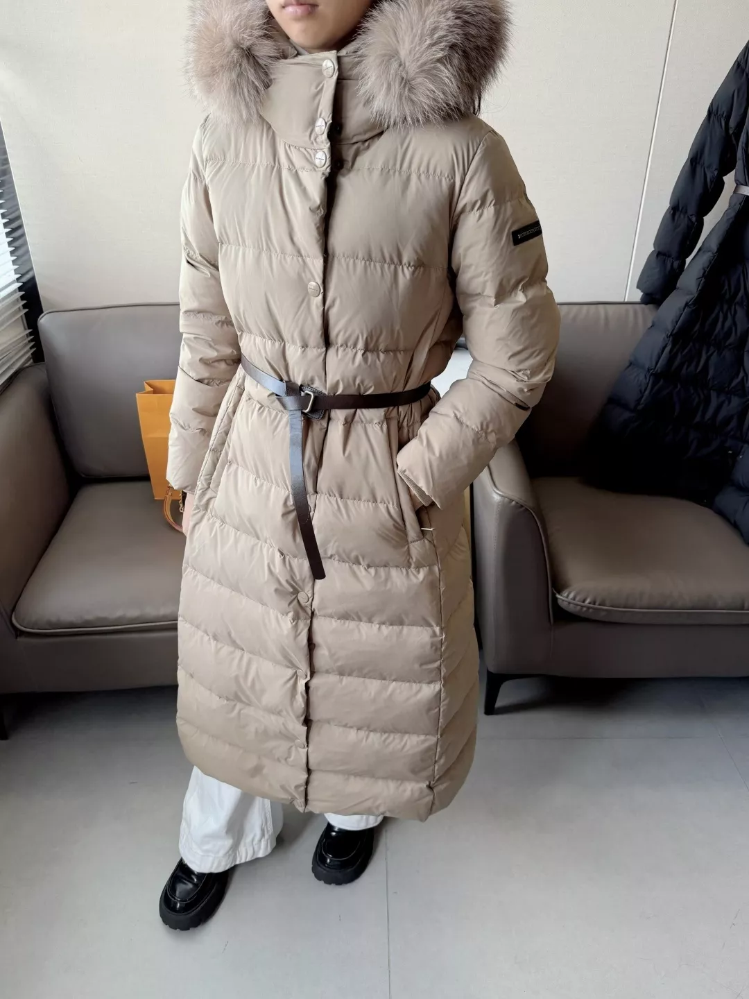 버버리 폭스 퍼 탈부착 롱 다운 코트 벨트 포함 상세 이미지 14