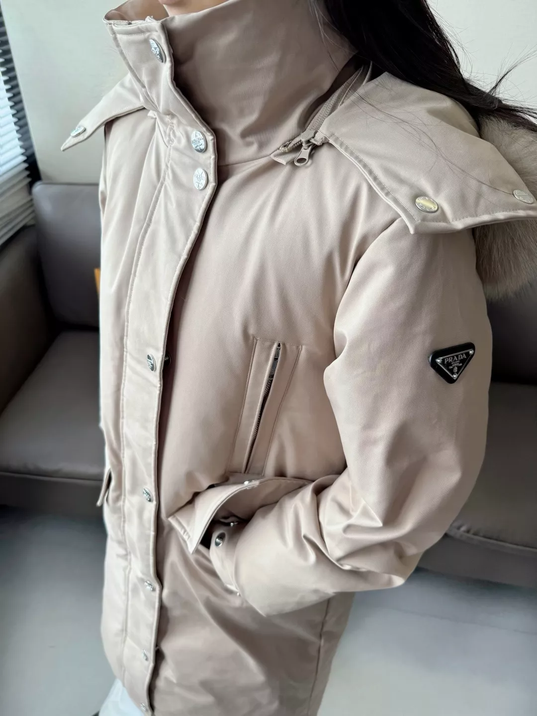 프라다 폭스퍼 카라 슬림핏 롱 다운 코트 상세 이미지 16
