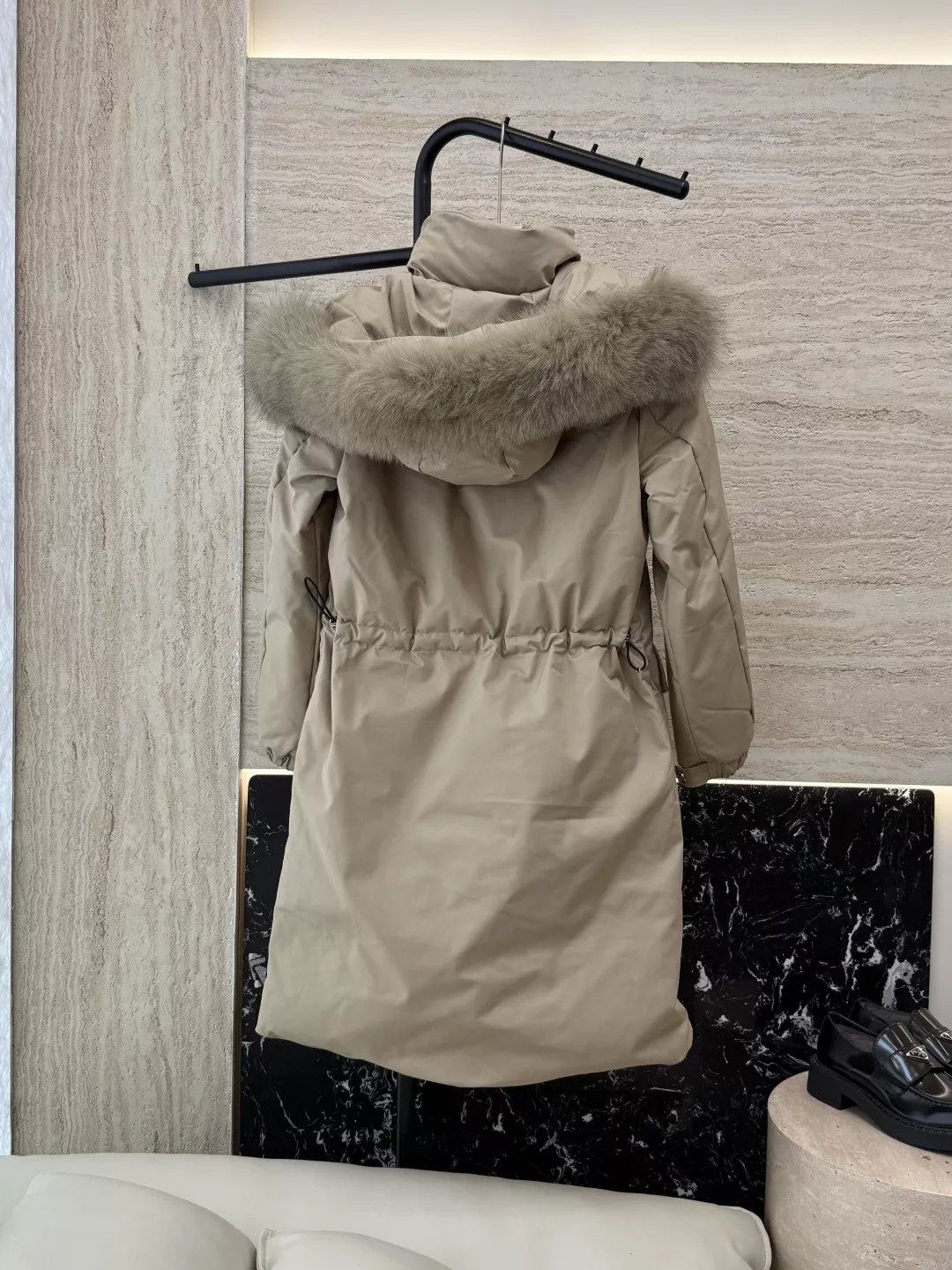 프라다 폭스퍼 카라 슬림핏 롱 다운 코트 상세 이미지 2