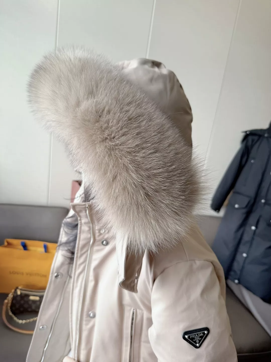 프라다 폭스퍼 카라 슬림핏 롱 다운 코트 상세 이미지 14