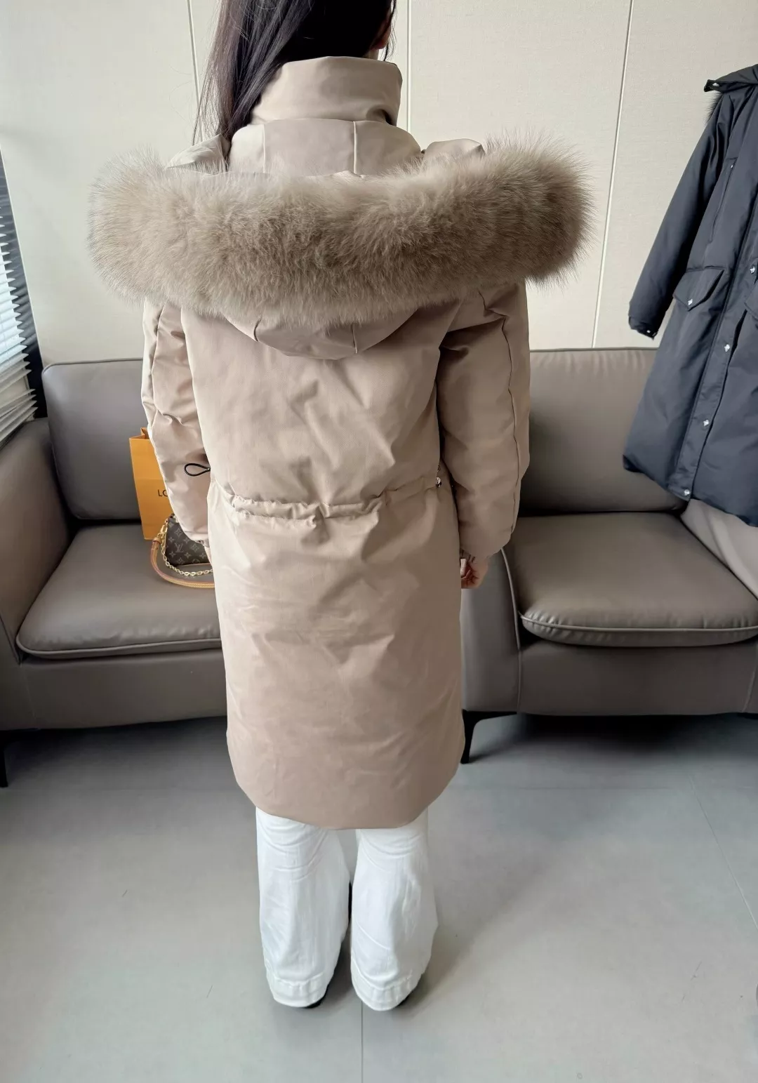 프라다 폭스퍼 카라 슬림핏 롱 다운 코트 상세 이미지 19