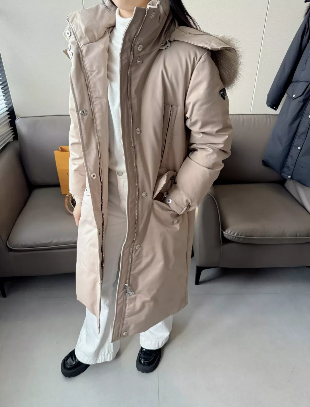 프라다 폭스퍼 카라 슬림핏 롱 다운 코트 상세 이미지 15
