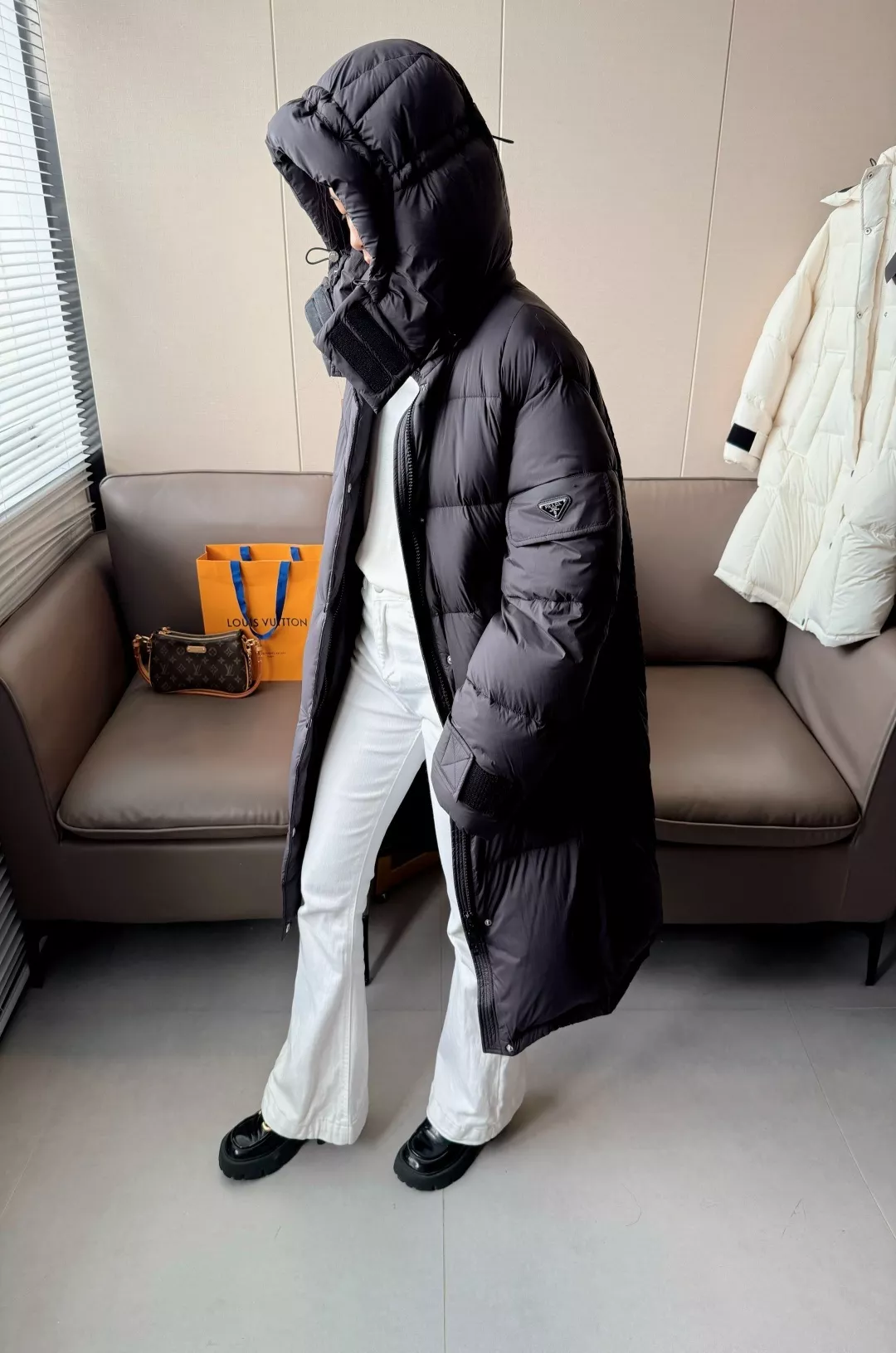 프라다 극简风 롱 기장 다운 패딩 코트 상세 이미지 16