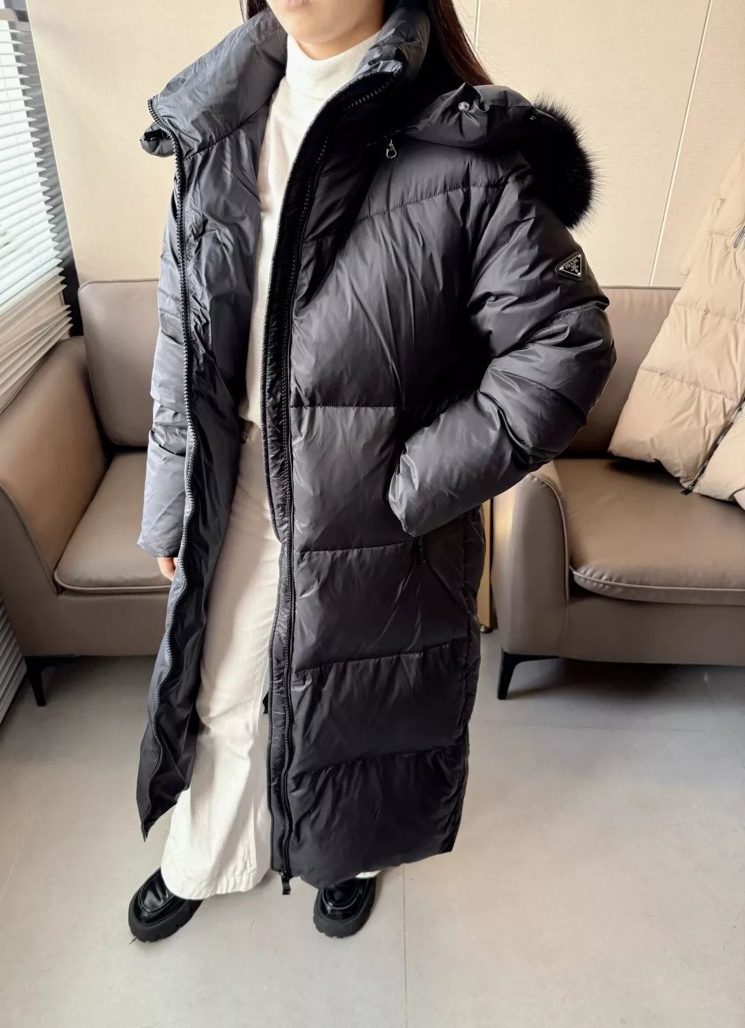 프라다 삼각 로고 폭스퍼 후드 롱 다운 패딩 상세 이미지 11