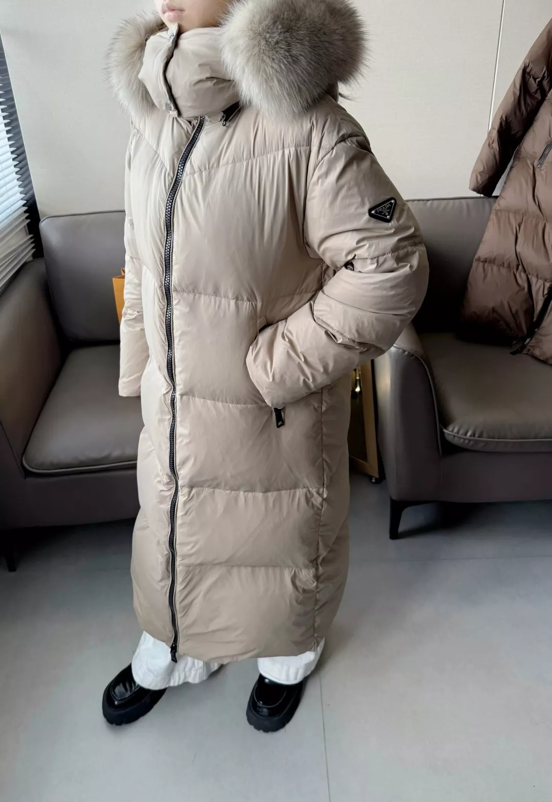 프라다 삼각 로고 폭스퍼 롱 다운 패딩 상세 이미지 17