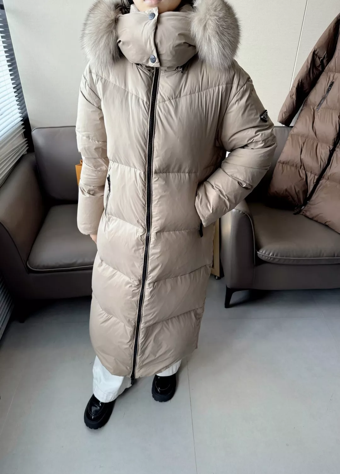 프라다 삼각 로고 폭스퍼 롱 다운 패딩 상세 이미지 13