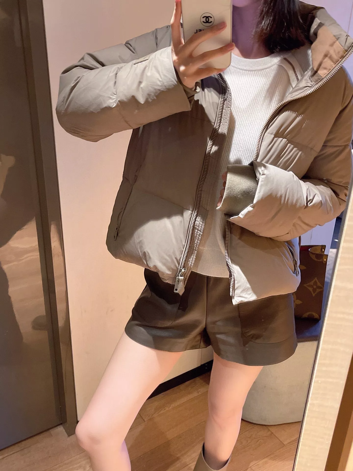 버버리 스탠드카라 체크 안감 쇼트 구스 다운 패딩 재킷 상세 이미지 14