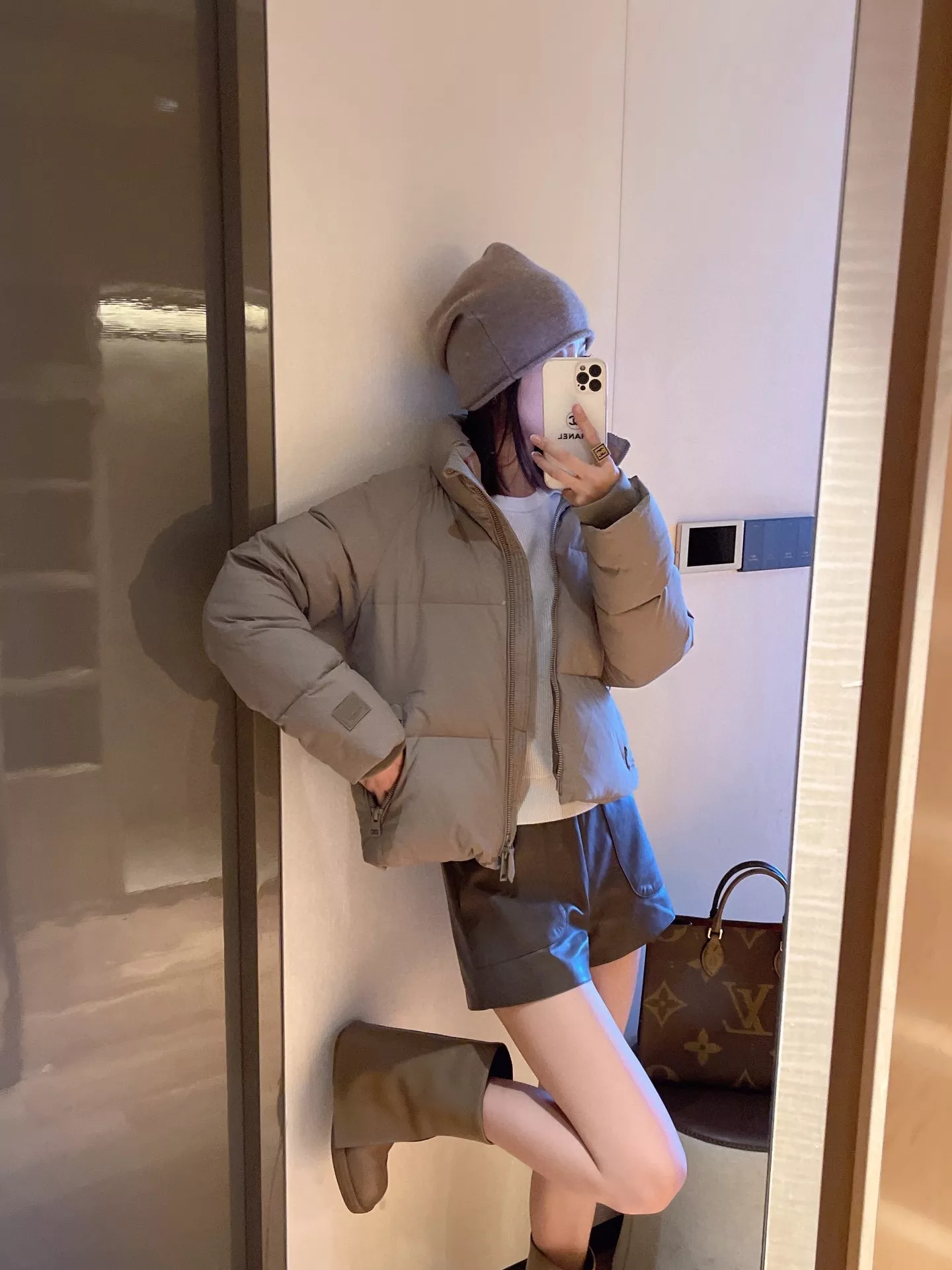 버버리 스탠드카라 체크 안감 쇼트 구스 다운 패딩 재킷 상세 이미지 13