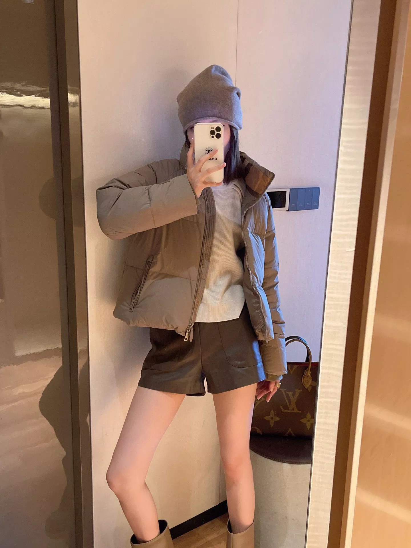 버버리 스탠드카라 체크 안감 쇼트 구스 다운 패딩 재킷 상세 이미지 12